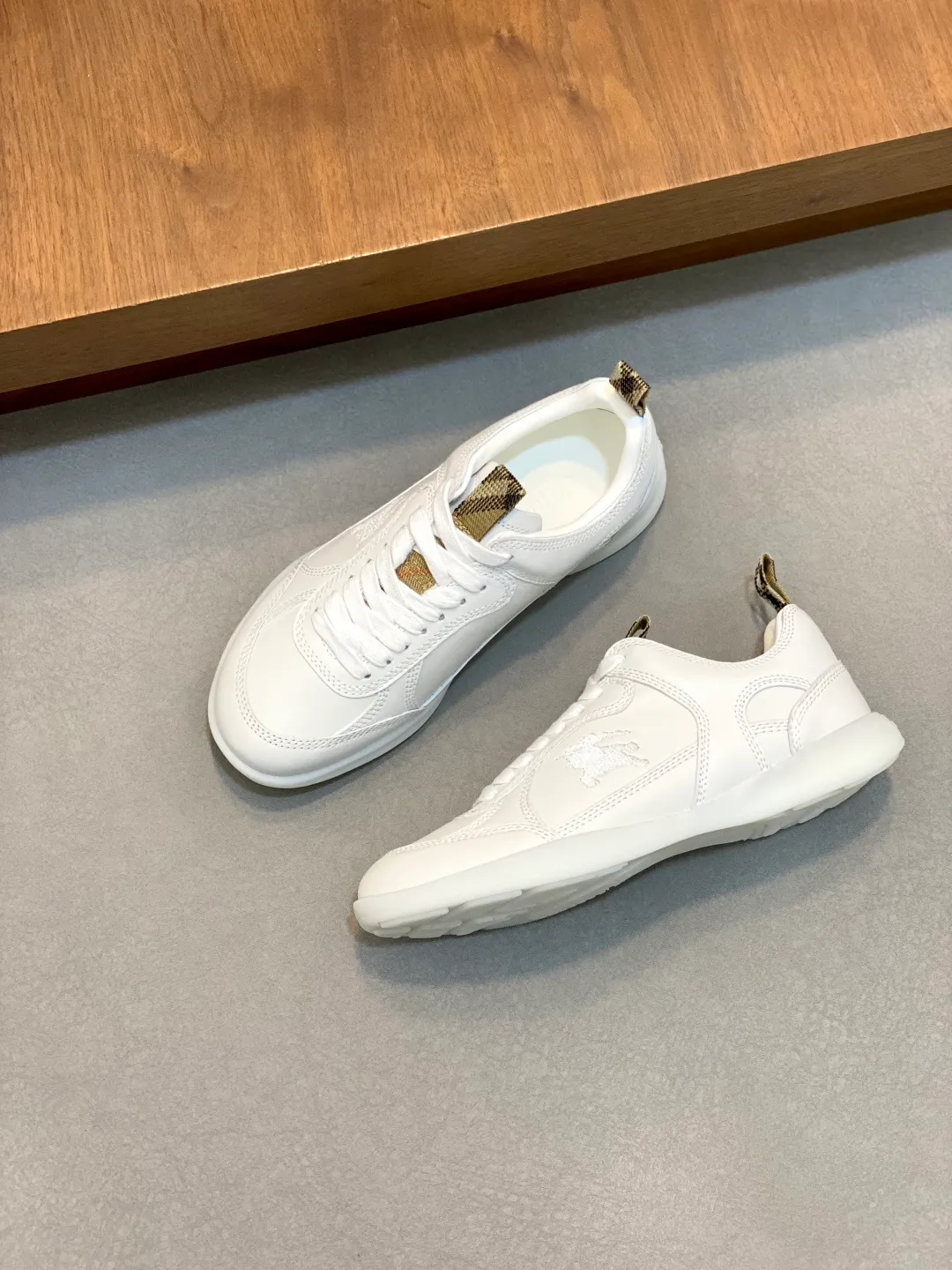 Men's men's shoes 💰660 𝐁𝐔𝐑𝐁𝐄𝐑𝐑𝐘# Burberry's new war horse plaid casual sneakers, new terrace casual sneakers·Burberry (Burberry) classic elements, super comfortable shoes··Knight blue non-slip soles. Finally I saw the latest diagonal checkered sneakers. The colors are really good-looking and can be matched with any way. Sneakers in cotton blend. Crafted in an Italian workshop, it features a worsted Burberry check pattern. Featuring a mesh lining and checkered laces, the rubber sole features the archive Burberry monogram. From Burberry's iconic collection, these wardrobe staples are interpreted with the brand's signature style. The round toe and tongue are embellished with the Equestrian Knight logo (EKD) label, leather insole, and the sole is embellished with the Burberry letter logo size: 38-44 (customized for 45 and 46)